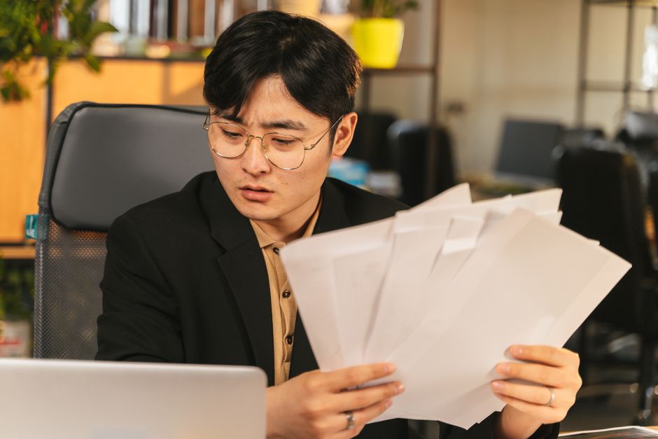 전세 계약 서류와 신분증으로 전입신고와 확정일자 차이를 설명하는 모습